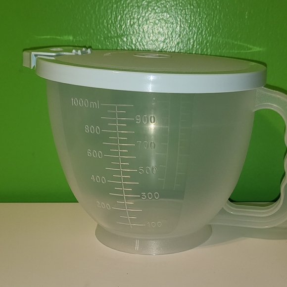 Tupperware Classic 4 cup Mix ‘N Stor Pitcher - Picture 2 of 4